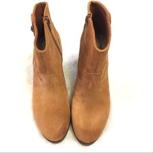 9.5 Vince Camuto Camel Booties